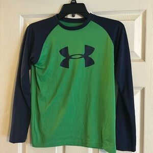 Boys Under Armour heat gear long sleeve Ragland shirt size YM.
